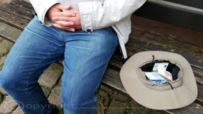 Mann mit Geld im Hut