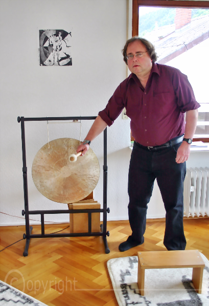 Geistlicher Leiter Eric Hahn im Raum der Stille Neckarsteinach Odenwald Bergstrasse Geistlicher Leiter Eric Hahn am Gong im Raum der Stille Neckarsteinach Odenwald Bergstrasse